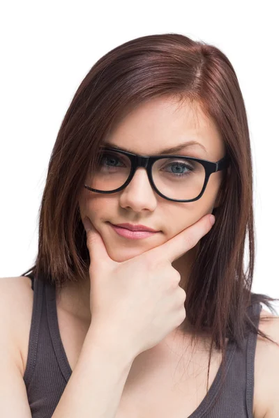 Σκέφτεται τη νεαρή γυναίκα που φοράει γυαλιά που παρουσιάζουν — Φωτογραφία Αρχείου