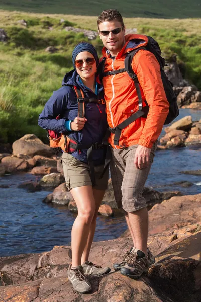 Casal sorridente em uma caminhada — Fotografia de Stock