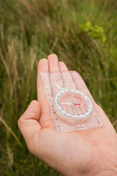 Ręka gospodarstwa nowoczesne kompas pokazuje drogę — Zdjęcie stockowe