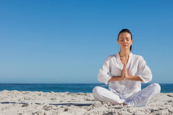 Femme paisible pratiquant le yoga sur la plage — Photo