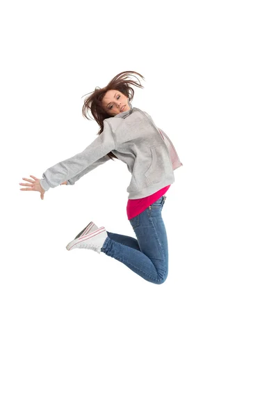 Гарненька молода жінка стрибає — стокове фото