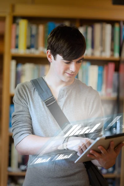 Serieuze student analyseren grafieken op zijn digitale Tablet PC — Stockfoto