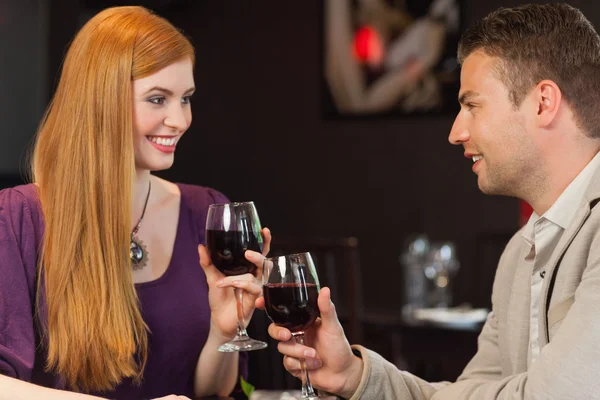 Красивый мужчина выпивает бокал вина со своей великолепной девушкой — стоковое фото