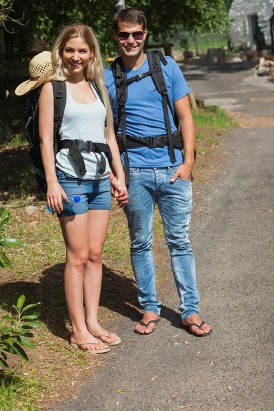 Glückliches Paar geht gemeinsam auf Wanderschaft — Stockfoto