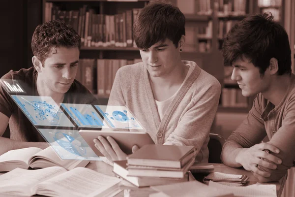 Estudiantes enfocados trabajando en su tableta digital — Foto de Stock