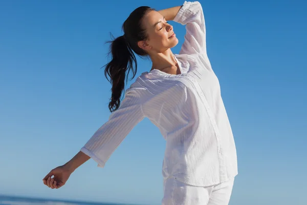 Nahaufnahme einer Frau, die die Sonne genießt — Stockfoto