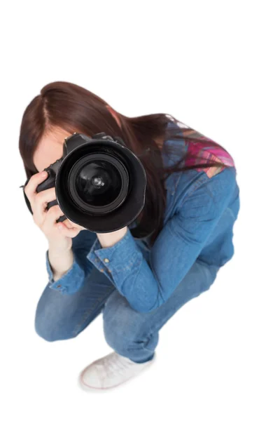 Hög vinkel syn på casual ung fotograf ta bild av kameran — Stockfoto