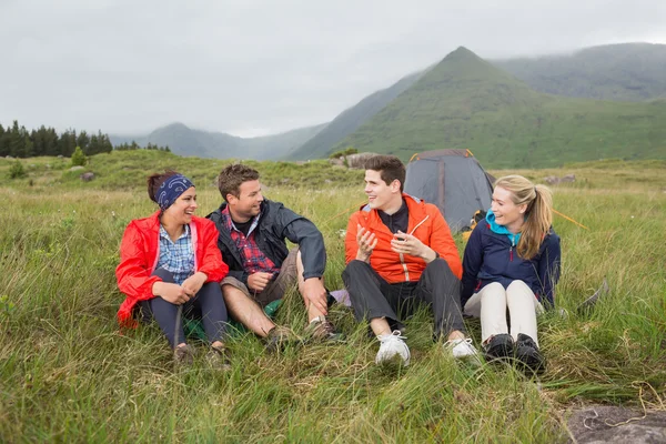 Vänner chattar tillsammans på en campingtur — Stockfoto