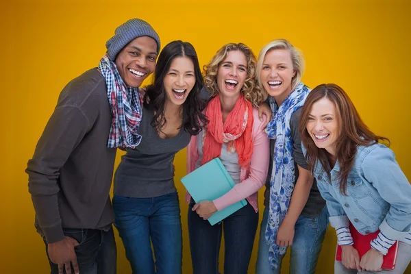Estudantes na moda sucessivamente sorrindo — Fotografia de Stock