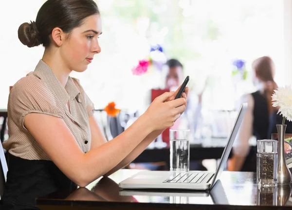 Zakenvrouw texting op telefoon — Stockfoto