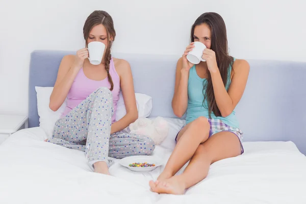 Friends chatting and drinking coffee — Stock Photo, Image