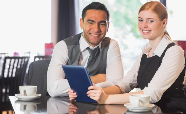 Equipo de negocios trabajando en la tableta PC juntos en un café —  Fotos de Stock