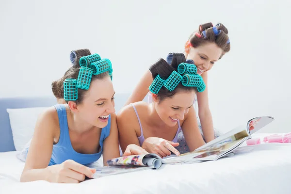 Lányok-pizsama a magazinok — Stock Fotó