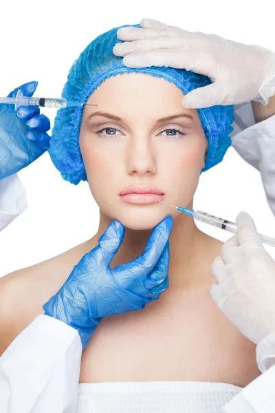 Surgeons making injection on gorgeous blonde — Stock Photo, Image