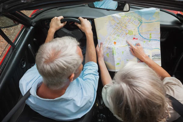 Bovenaanzicht van volwassen paar lezen kaart — Stockfoto