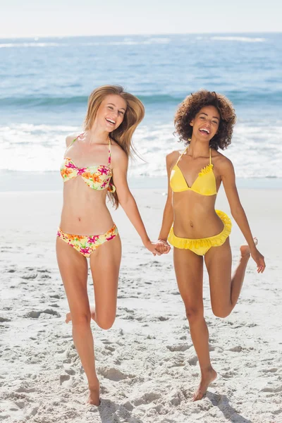 Gelukkig vrouwen plezier op het strand — Stockfoto