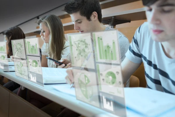 Studenti concentrati che lavorano sui loro strumenti digitali — Foto Stock