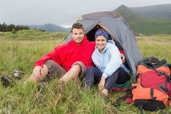 Pareja en viaje de camping sonriendo a la cámara — Foto de Stock