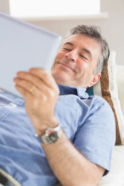 Szczęśliwy człowiek, przy użyciu komputera typu tablet — Zdjęcie stockowe