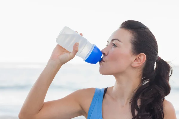 Woman drinking after exercising — Stock Photo, Image