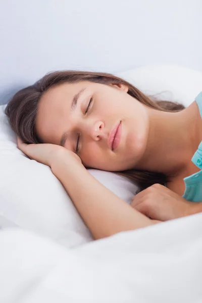 Brunette woman asleep in bed — Stock Photo, Image