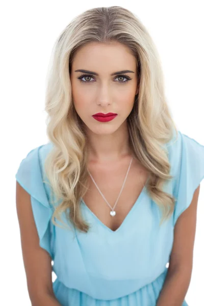 Svår blond modell i blå klänning tittar på kameran — Stockfoto