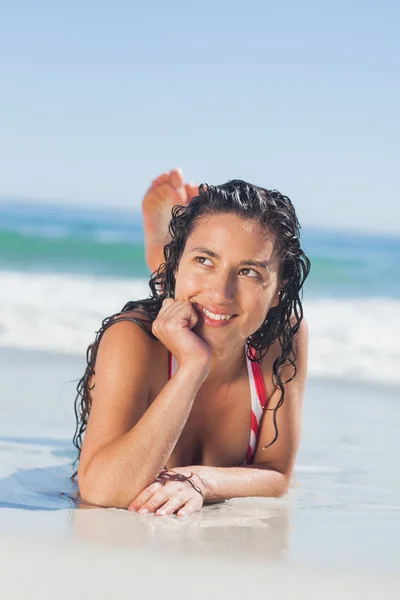 Mooie vrouw liggend op het strand — Stockfoto