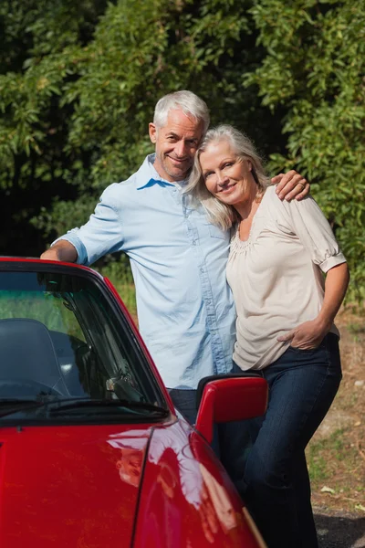 Glad äldre par poserar — Stockfoto
