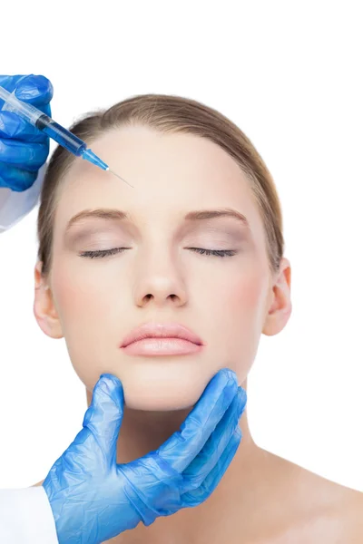 Ontspannen aantrekkelijk model met botox injectie op het voorhoofd — Stockfoto