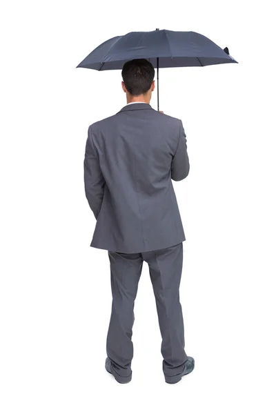 Visão traseira do homem de negócios elegante segurando guarda-chuva cinza — Fotografia de Stock
