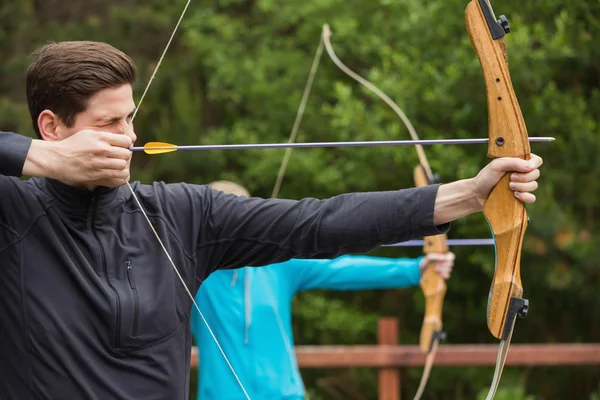 Handsome man practicing archery — Stock Photo, Image