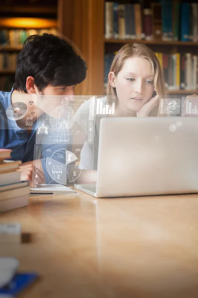 Estudantes focalizados que trabalham em novas tecnologias — Fotografia de Stock