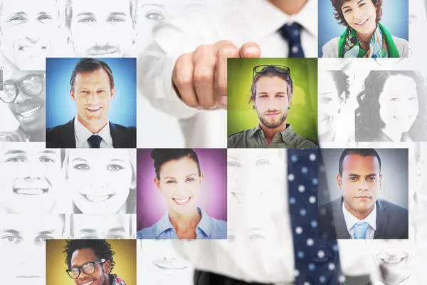 Geschäftsmann zeigt auf digitale Schnittstelle mit Profilbildern — Stockfoto