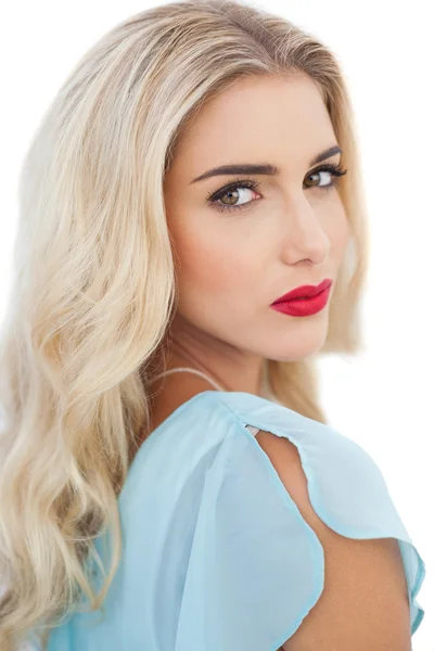Porträt eines stilvollen blonden Modells im blauen Kleid, das in die Kamera blickt — Stockfoto