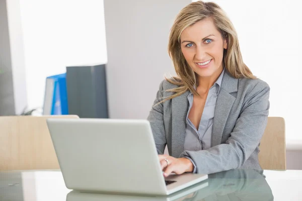 Zakenvrouw met behulp van een laptop in een kantoor — Stockfoto