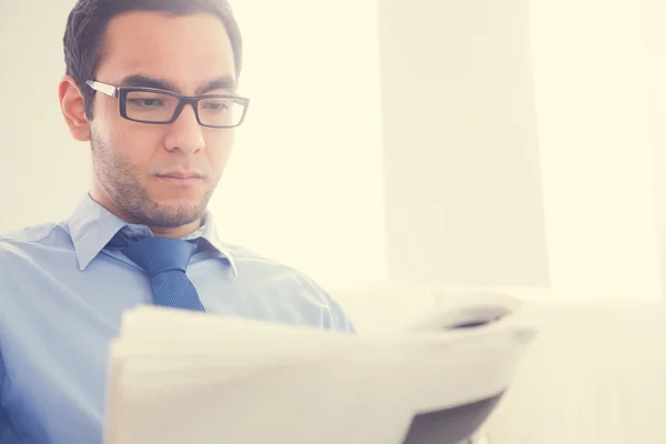 Un hombre serio leyendo un periódico — Foto de Stock