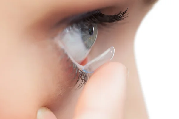 Extrem närbild på ung modell tillämpar kontaktlins — Stockfoto