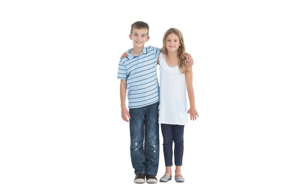 Yngre bror och syster håller varandra — Stockfoto