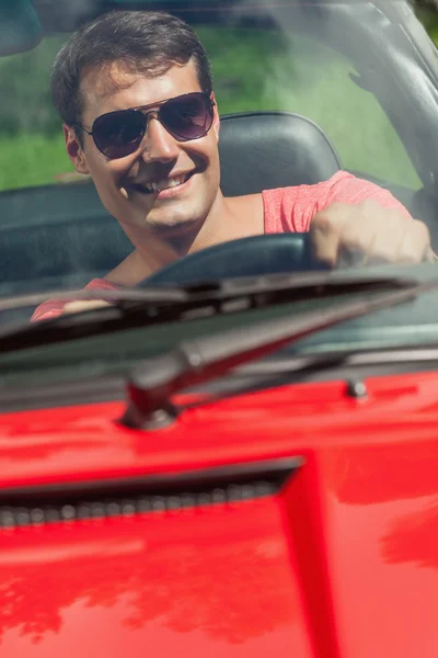 Alegre bonito homem dirigindo seu cabriolet — Fotografia de Stock