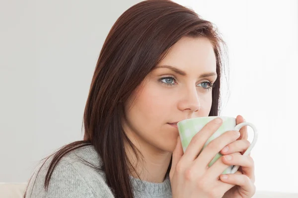 Menina pensativo beber uma xícara de café — Fotografia de Stock