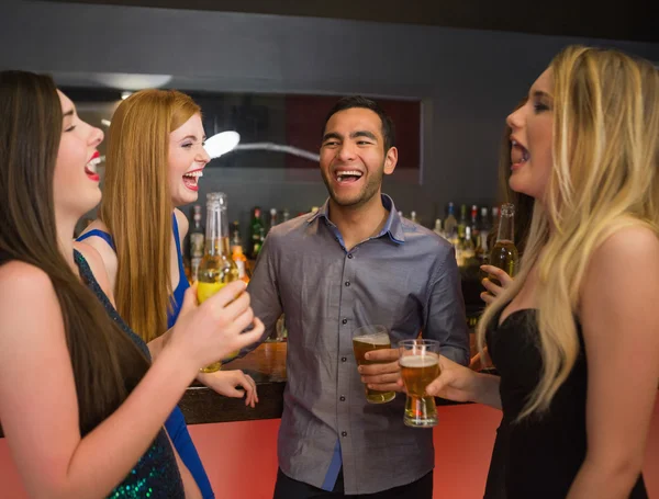 Laughing friends talking — Stock Photo, Image