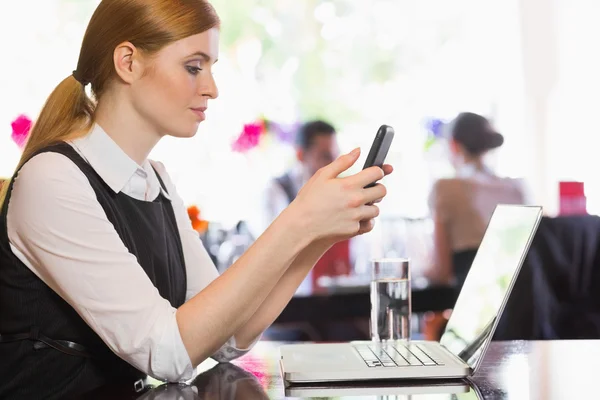 Concentrated businesswoman sending a text — Stock Photo, Image