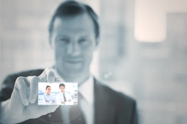 Affärsman presenterar digitala gränssnitt — Stockfoto