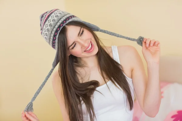 Menina bonita tola tentando em um chapéu de lã — Fotografia de Stock