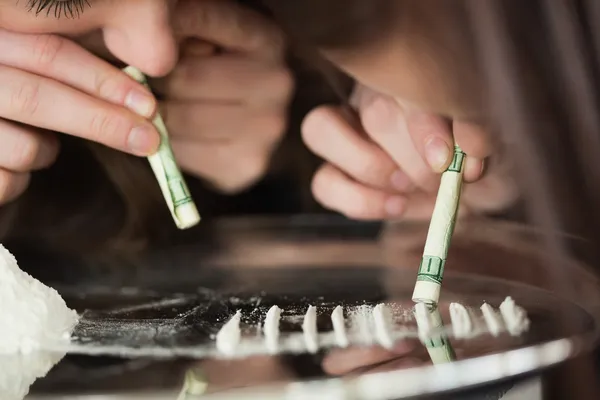 Two girls snorting an illegal substance — Stock Photo, Image