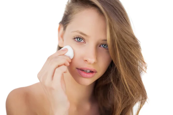 Modelo morena calma esfregando seu rosto com creme — Fotografia de Stock