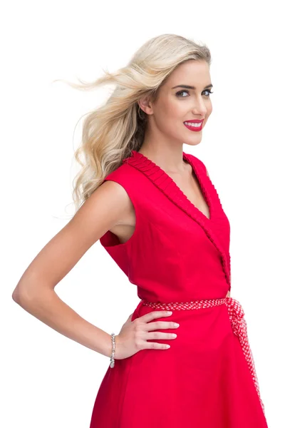 Vacker kvinna klädd i röd klänning ler mot kameran — Stockfoto