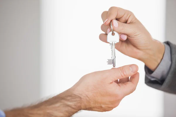 Onroerende goederenagent sleutel geven aan klant — Stockfoto