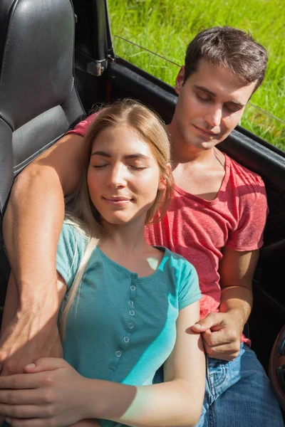 Overhead de casal bonito relaxante em seu cabriolet — Fotografia de Stock