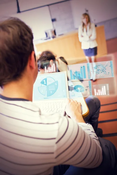 Seriöser Student analysiert Graphen auf seinem futuristischen Notizbuch — Stockfoto